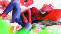 Человек-паук и розовый Человек-паук против Spiderbaby против врача и замороженные elsa удовольствие супергерой в реальной