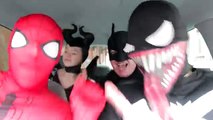 Los superhéroes vs villanos bailando en un coche!!! Superhéroe coche danza w/ Harley quinn veneno macho