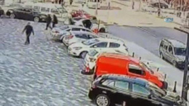 Esenyurt'ta Tapu Dairesi Önündeki 128 Bin Liralık Gasp Kamerada