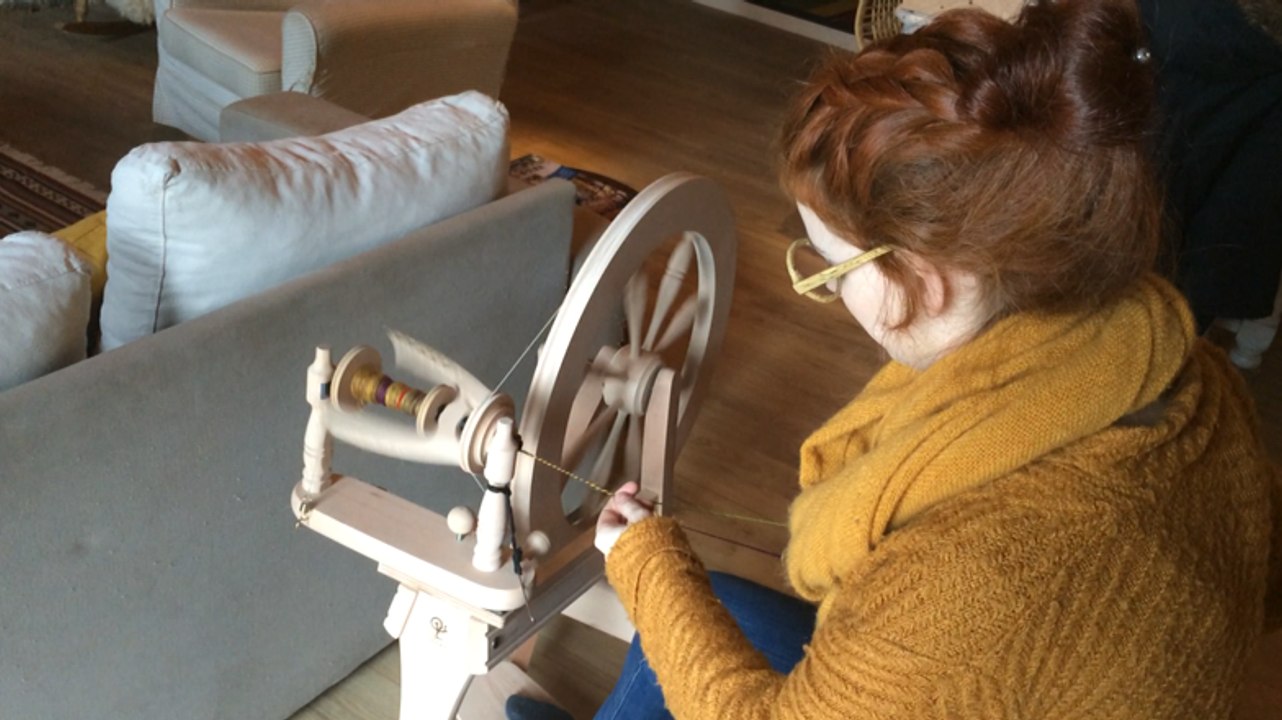 Fileuse et tisserande, elle participe aux journées des métiers d'art en Bretagne