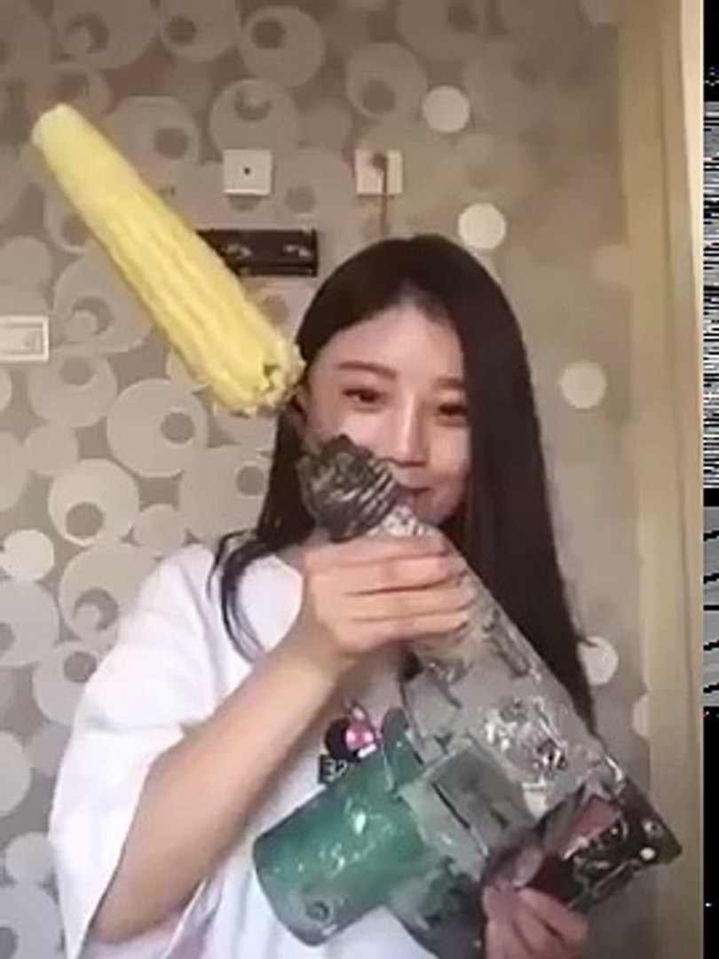 Une fille mange du Maïs avec une perceuse - Vidéo Dailymotion