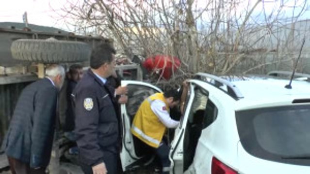 Traktörle Otomobil Çarpıştı: 4 Yaralı