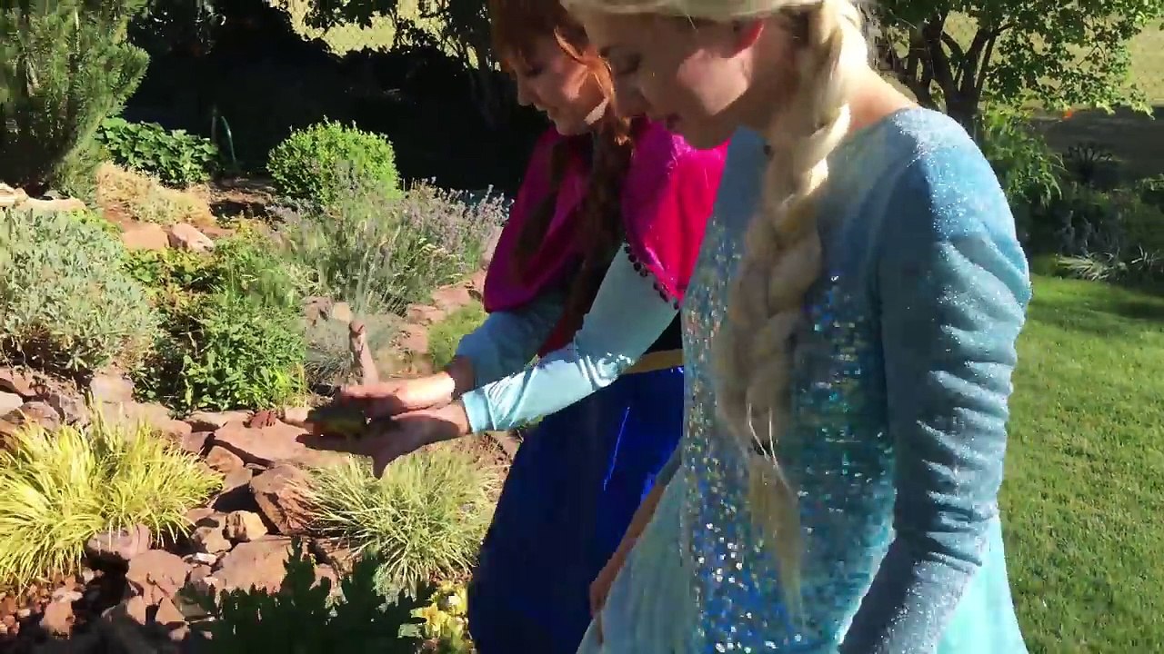 Человек-паук поцелуи лягушки замороженные elsa и Малефисента шалость весело супергерой дети в реальной жизни в