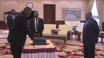 بكري صالح يؤدي اليمين رئيسا لوزراء السودان