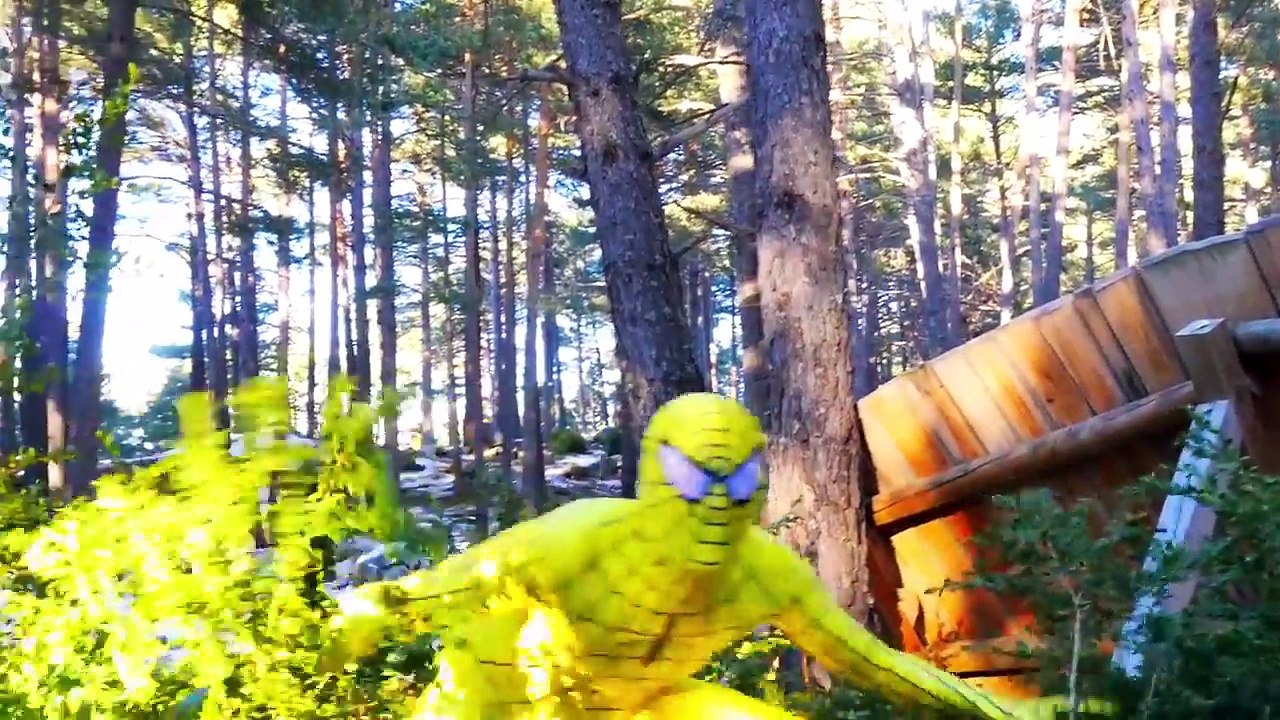 Синий Человек-паук и Человек-паук желтый и розовый Человек-паук удовольствие Супергерои кино в реальной жизни!