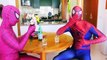 Человек-паук против замороженные elsa чужой поцелуй-это реальная жизнь SpiderElsa футов, свинка Пеппа игрушки неудачный шутник