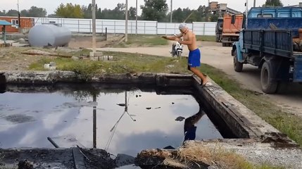 Il plonge dans un bassin d'huile de vidange.