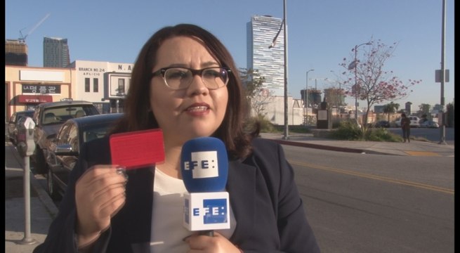 Una tarjeta roja pueden sacar los indocumentados a los agentes migratorios