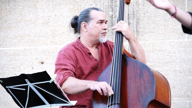 Menilmontant de Charles Trenet interprétée par le groupe Les Zah Zuh