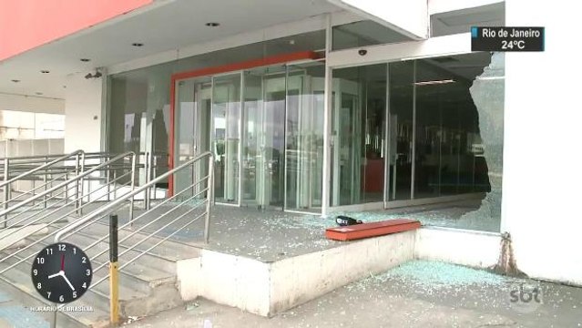 Quadrilha explode agências bancárias e faz reféns durante a fuga