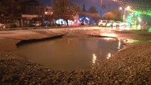 Adana'da Su Borusu Patladı, Dev Çukur Açıldı