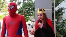 Человек-паук и замороженные elsa против злой королевы! Эльза получает Гамми Джокер языком! Забавный супергерой в ре