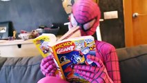 Spiderman y Congelado Elsa vs Joker! w/ Rosa Spidergirl, Maléfica y el Médico! Superhéroe De La Diversión :