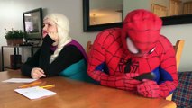 Доктор шутник шутки против Человек-паук и замороженными больных Эльза удовольствие супергерой дети в реальной жизни в 4K