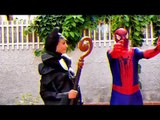Человек-паук и замороженные Эльза против зла куклы против Малефисента смешной супергерой в реальной жизни