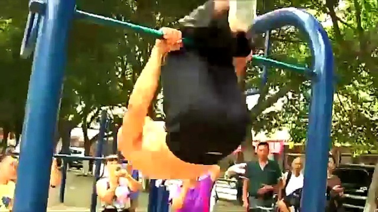 [Clip sốc Nước ngoài] Truyền nhân 61 tuổi của Lý Tiểu Long quá giỏi