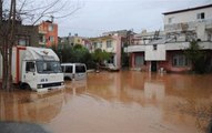 Mersin'i Sağanak Yağış Vurdu, Evleri Su Bastı! Okullar Tatil Edildi