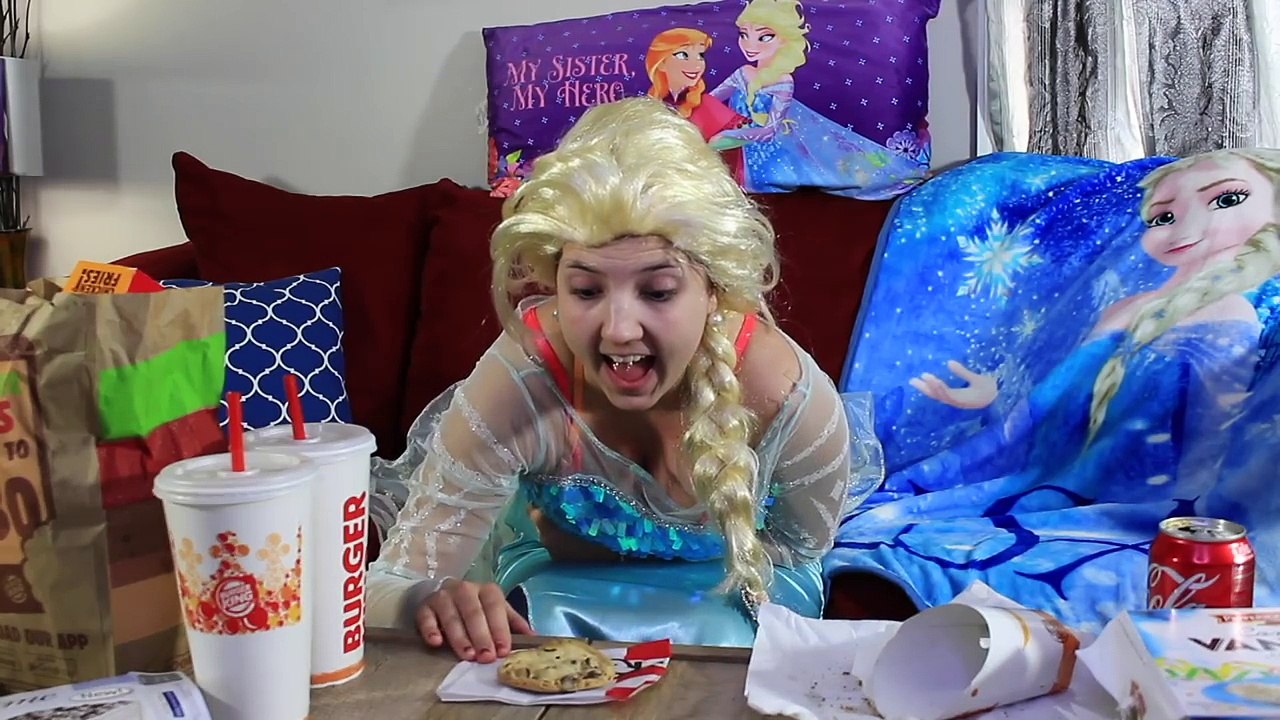 Frozen Elsa Becomes Mermaid in Real Life - Spiderman vs Maleficent Bubble Gum fun Superher