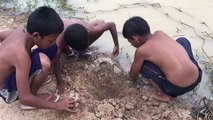 Deep Hole Fishing - Cambodian children Catch Fish Using Deep Hole - How To Catch Using Fish Trap
