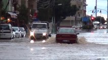 Mersin'de Evleri ve Tarım Arazilerini Su Bastı