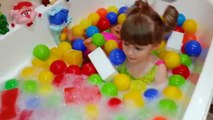 Купаемся в Шариках с Куклой Беби Борн Games for bath balls Ванна с пенной Играем с куклой Беби Борн