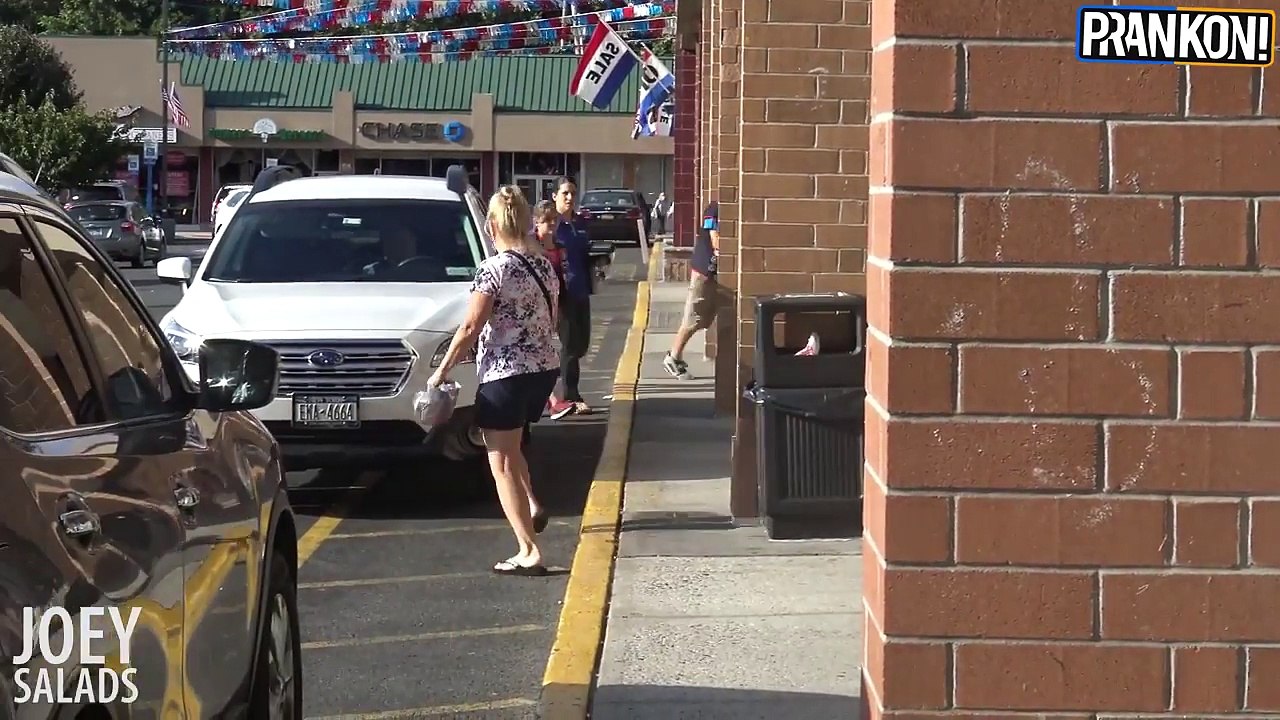 Black Lives Matter VS All Lives Matter Social Experiment! Youtuber Gets Beat Up!