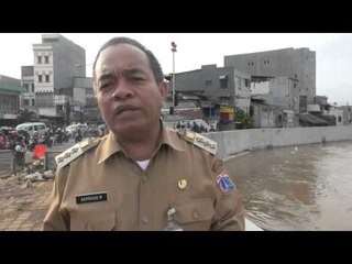 Скачать видео: Banjir Setinggi Tiga Meter Kembali Melanda Kampung Pulo, Jatinegara - NET12