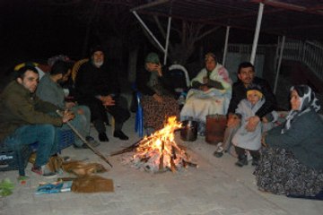 Depremzedeler Geceyi Sera ve Çadırlarda Geçirdi
