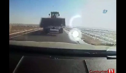 Korkunç an kamerada: İş makinesi otomobili biçti