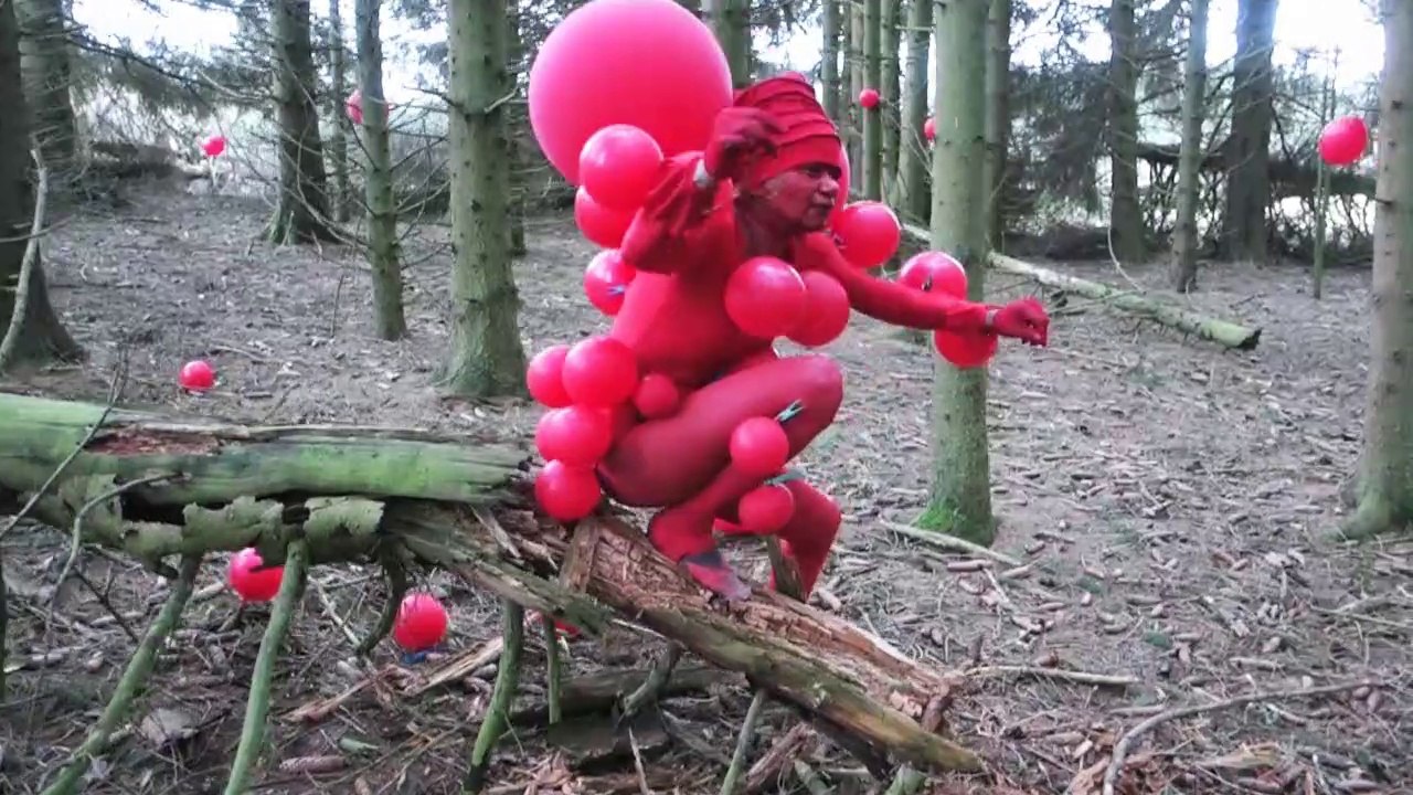 Rouge entre ciel et terre