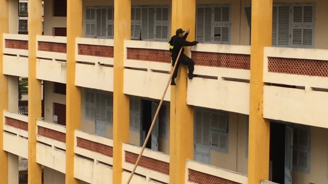 Technique incroyable de la police vietnamienne pour escalader un immeuble