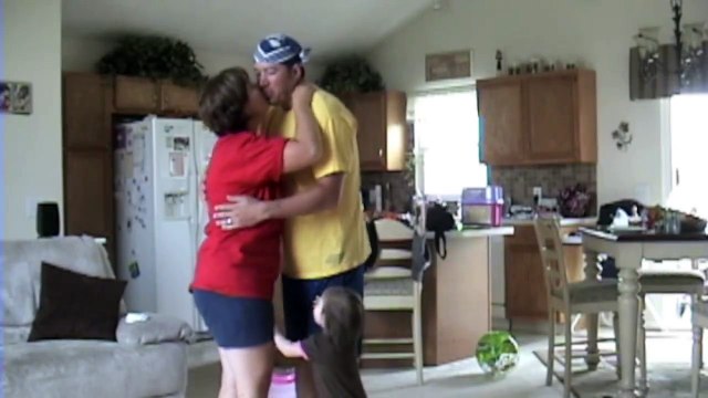 Des bébés jaloux quand papa et maman font des bisous - Compil