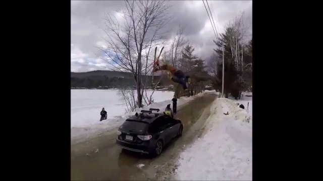 Il fait un backflip en ski au dessus de la route et d'une voiture