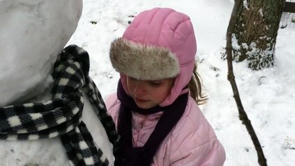 En pleurs parce que son bonhomme de neige va mourir au soleil