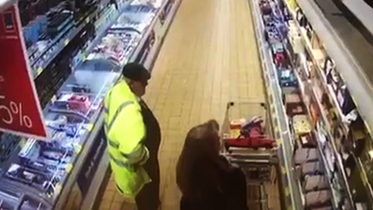 Papy va faire tourner la guillotine à boudin en plein supermarché