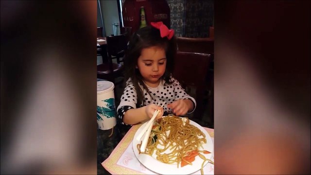 Cette fillette vous montre comment utiliser des baguettes chinoises