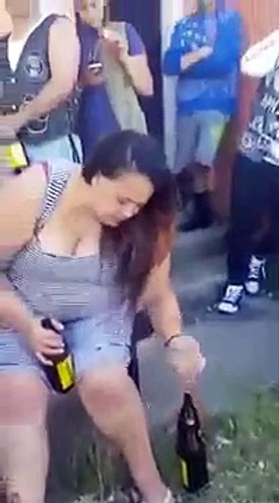 Ce couple se marie devant leur maison, une bière à la main ! OKAYYY