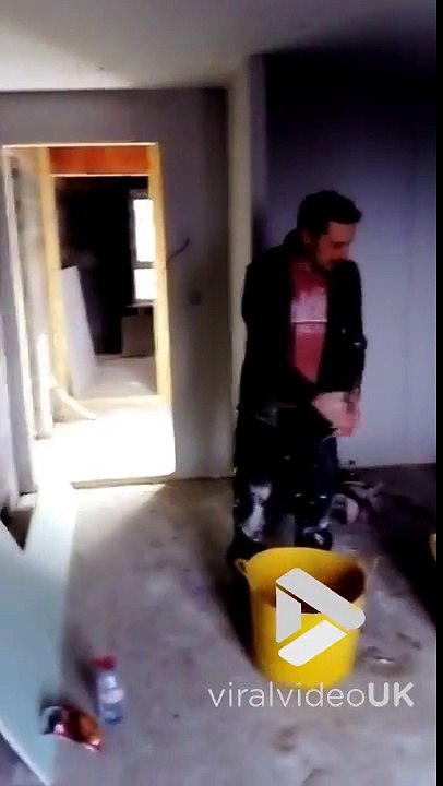 Nouveau challenge débile : soulever son propre poids dans un seau. #impossible