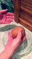 Ils voulaient se préparer une omelette quand ils ont découvert un œuf géant. Ce qui se trouve à l’intérieur est étonnant !