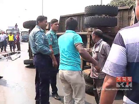 মৌচাক ফ্লাইওভারে প্রিজন ভ্যান উল্টে কয়েক বন্দি আহত