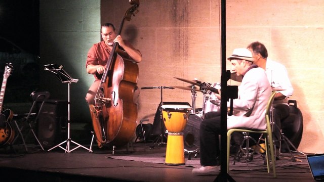 Michelle des Beatles interprétée par le groupe Les Zah Zuh