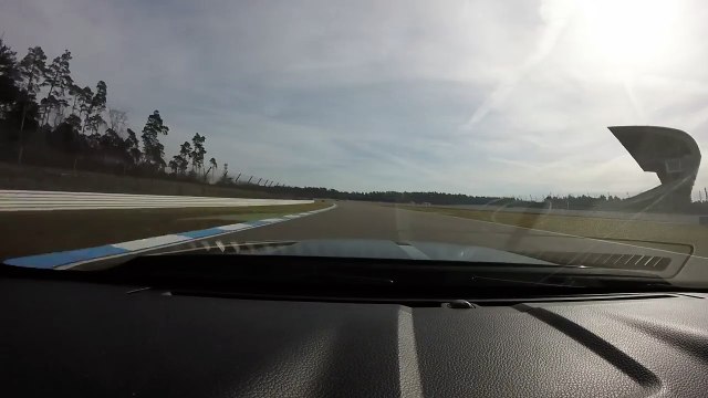 Une Mustang GT500 n'a plus de freins sur un circuit