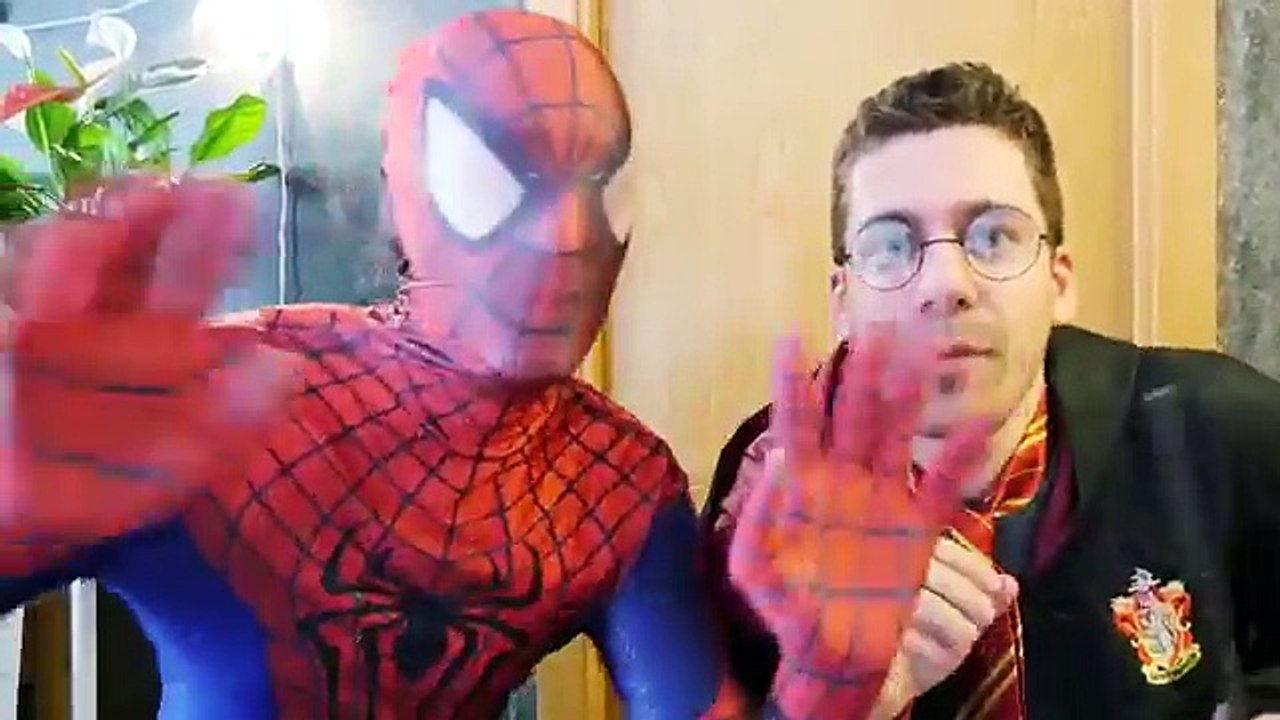 Congelados Elsa Pierde Su Vestido vs Joker Bromas! w/ Spiderman Spider Bebé Moscas y Divertido Superher