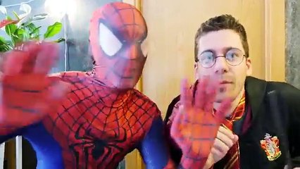 Congelados Elsa Pierde Su Vestido vs Joker Bromas! w/ Spiderman Spider Bebé Moscas y Divertido Superher