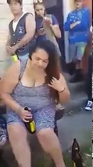 Un homme et une femme se marient devant leur maison en buvant une bière