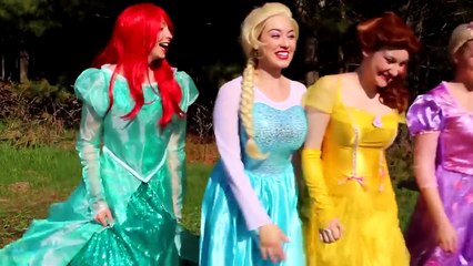 Video herunterladen: Frozen Elsa Bitten by VAMPIRE! w/ Spiderman Hulk Joker Pink Spidergirl Mini elsa Toys! Sup