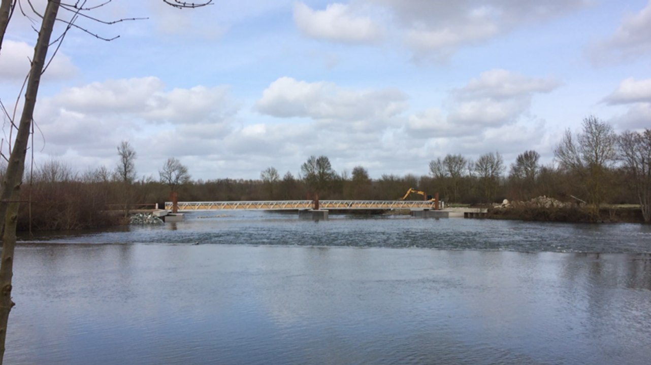 La passerelle relie les berges du Loir