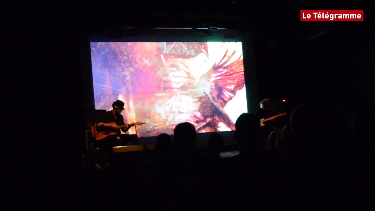 Quimper. Romain Renard met ses chroniques en musique