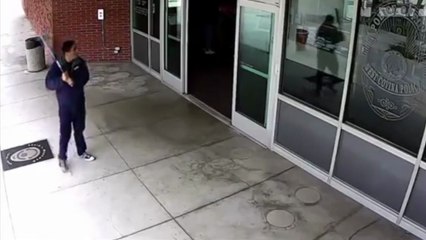 Un homme armé d'une batte attaque un commissariat