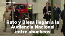 Rodrigo Rato y Miguel Blesa llegan a la Audiencia Nacional entre abucheos